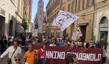 Immagine News - romagna-alluvionata-a-forli-oltre-duemila-persone-in-corteo-contro-i-ritardi-del-governo-tanti-sindaci-presenti