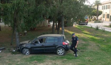 ravenna-esce-di-strada-con-lauto-e-finisce-contro-un-albero