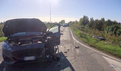 Immagine News - ravenna-schianto-allincrocio-unauto-finisce-nel-fosso-e-la-sua-conducente-al-bufalini