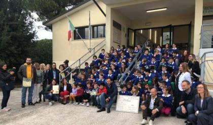 Immagine News - le-bambine-e-i-bambini-di-cannuzzo-di-pisignano-in-soccorso-dei-vicini-studenti-della-scuola-primaria-a.-tonelli-di-ronta-danneggiata-dagli-allagamenti