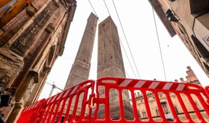 bologna-la-piazza-sotto-le-due-torri-rester-chiusa-per-anni-transennata-la-garisenda