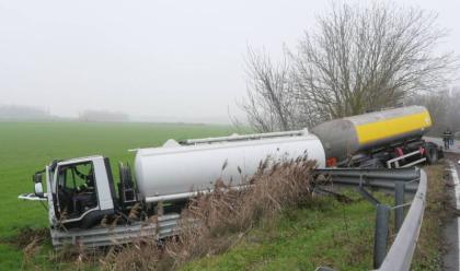 Immagine News - ravenna-un-camion-cisterna-con-rimorchio-fuori-strada-autista-ferito-non-grave