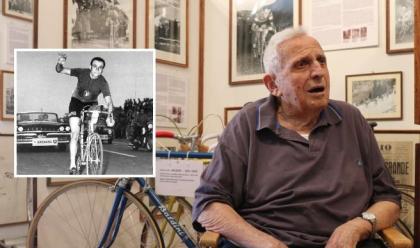 ciclismo-lomaggio-del-tour-de-france-a-ercole-baldini-un-premio-alla-famiglia-durante-la-tappa-cesenatico-bologna