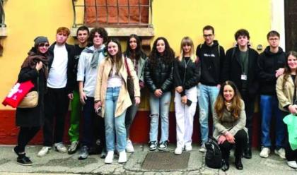 Immagine News - memoria-alcuni-studenti-ravennati-del-liceo-alighieri-premiati-al-quirinale-per-il-concorso-video-i-giovani-ricordano-la-shoah