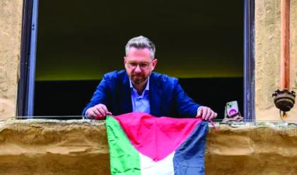 guerra-in-medioriente-il-comune-di-bologna-espone-la-bandiera-della-palestina