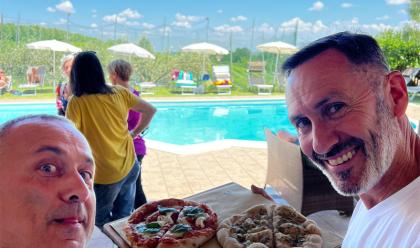 Immagine News - faenza-vino-pizza-e-magia-a-bordo-piscina-nei-marted-destate-a-la-sabbiona