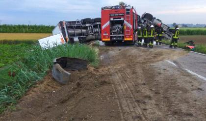 Immagine News - ravenna-camion-si-ribalta-sulla-reale-ferito-59enne