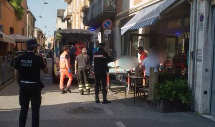 Immagine News - ravenna-resta-incastrato-con-una-mano-nellimpastatrice