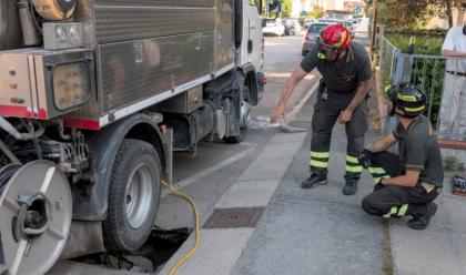 Immagine News - ravenna-camion-autospurgo-bloccato-per-il-cedimento-di-un-pezzo-di-strada