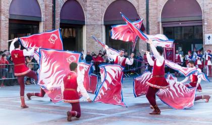 Immagine News - faenza-sabato-15-e-domenica-16-le-sfide-in-piazza-del-popolo-alfieri-e-musici-oltre-120-atleti-protagonisti